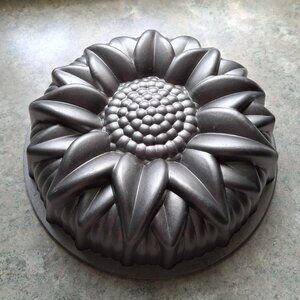 Nordic Ware Sunflower Cake pan